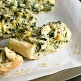 Pizza de pan francés con espinacas y alcachofas