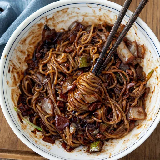Fideos coreanos con judías negras (Jajangmyeon)