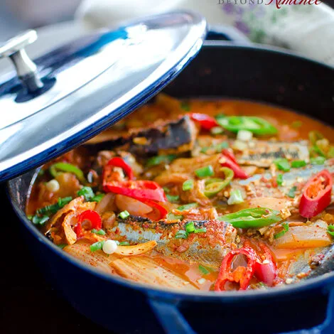 Estofado de kimchi con sauri del pacfico
