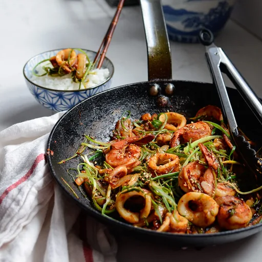 Salteado de calamar y langostinos con pasta de soja