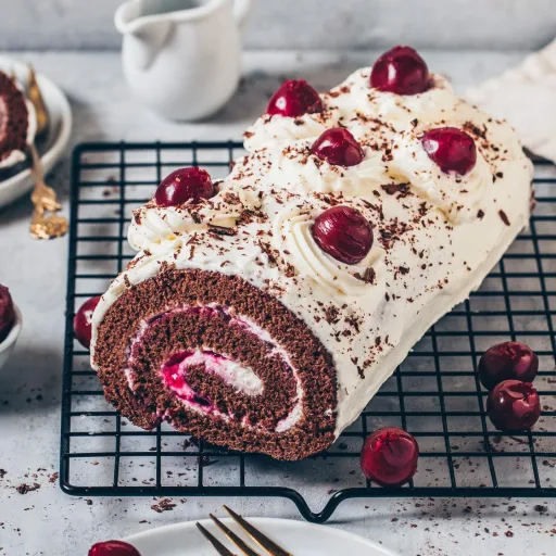 Vegane Schoko-Biskuitrolle Schwarzwälder Kirsch