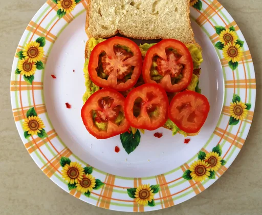 Sándwich de aguacate y tomate