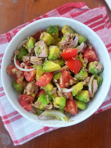 Ensalada de aguacate y atún