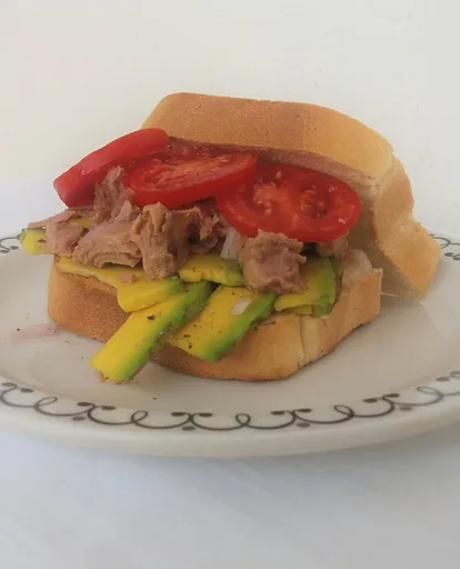Sándwich de Atún y Aguacate