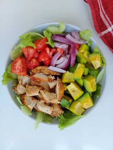 Ensalada de pollo y aguacate con aderezo sencillo de limón