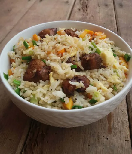 Arroz frito con pollo