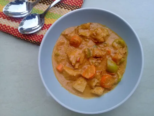 Pollo en salsa de coco y crema de cacahuete