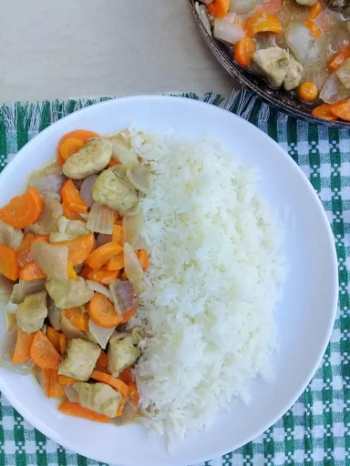 Ghanaian chicken sauce with carrots and onions