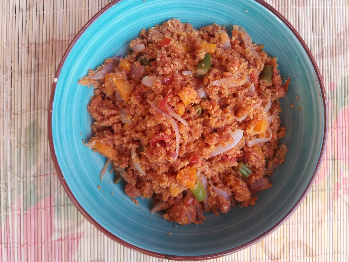 Corned beef gari foto with carrots and green beans (Gari jollof)