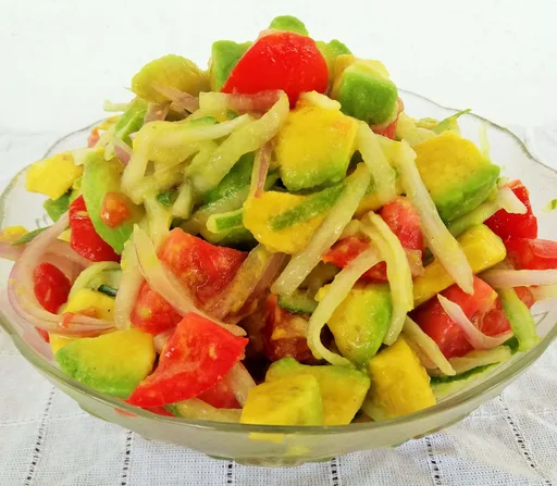 Ensalada de pepino, tomate y aguacate