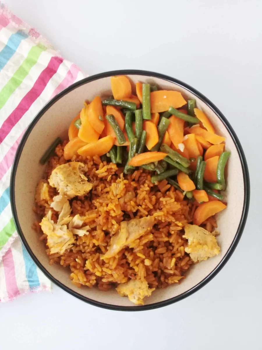 Jollof with tuna, carrots and green beans