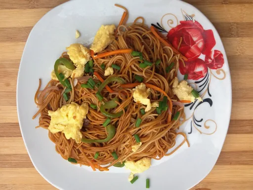 Salteñado rápido de espaguetis con huevo y verduras