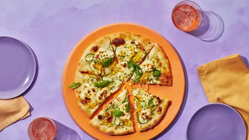 Pizza de maíz tostado, calabacín y queso crema a las finas hierbas