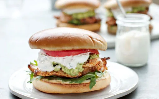 Sándwich de filete de pollo con aguacate, menta y aderezo de yogur al ajo