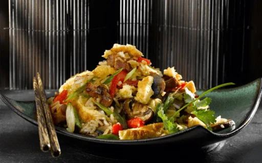 Arroz con huevo y pollo