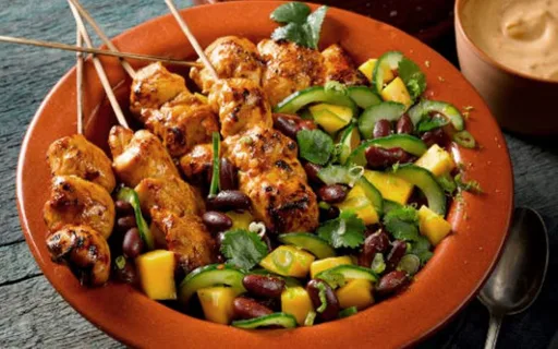 Brochetas de pollo picantes con ensalada de mango y mayonesa de chile