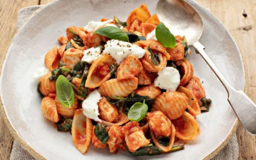 Pasta picante con pollo