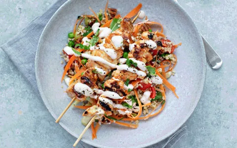 Brochetas de pollo con sriracha y ensalada crujiente