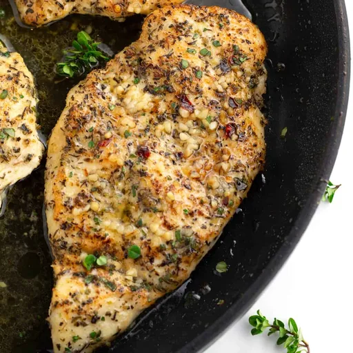 Pechugas de pollo finas al horno jugosas con mantequilla de ajo