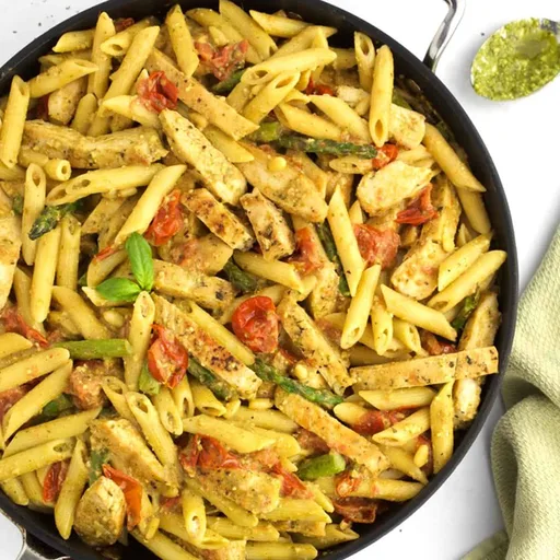 Pasta cremosa al pesto con pollo y tomates