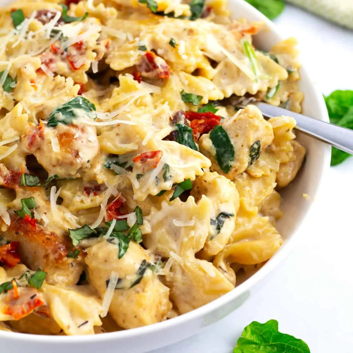 Einfaches Marry-Me-Hähnchen mit Pasta aus einem Topf