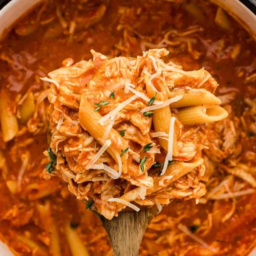 Pasta con pollo desmenuzado en una sola olla (con pollo asado)