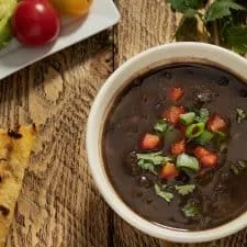 Sopa vegana de judías negras (Instant Pot)