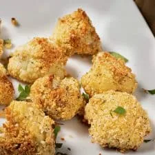 Alitas de coliflor veganas al parmesano