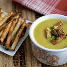 Sopa vegana de patata y puerro