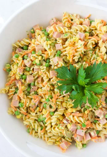Ensalada de pasta brasileña con mayonesa