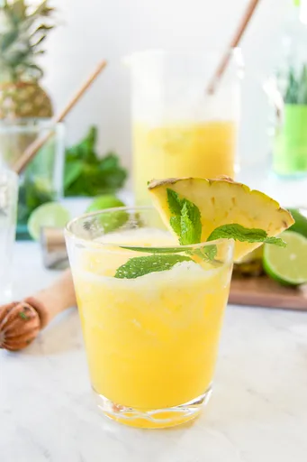 Ponche brasileño de piña y ron
