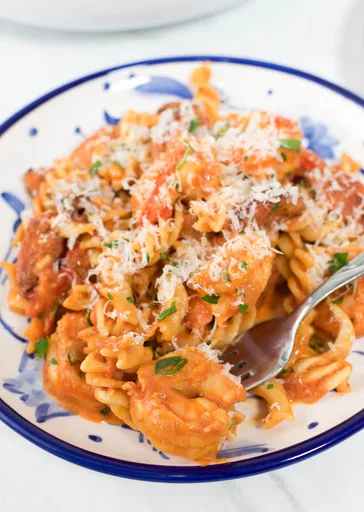 Pasta con Salchicha y Camarones
