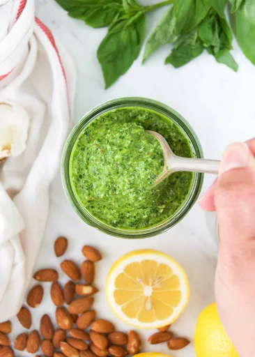 Pesto de espinacas y albahaca con almendras