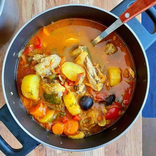 Salona de pollo | Estofado emiratí de pollo y verduras