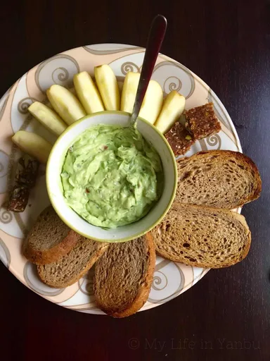 Dip de aguacate y labneh