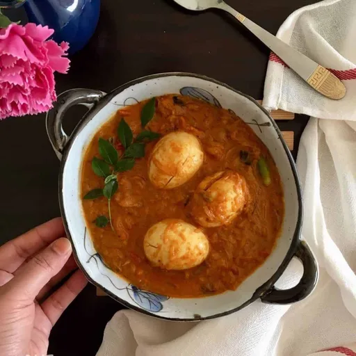 Curry de huevo al estilo de Kerala con leche de coco