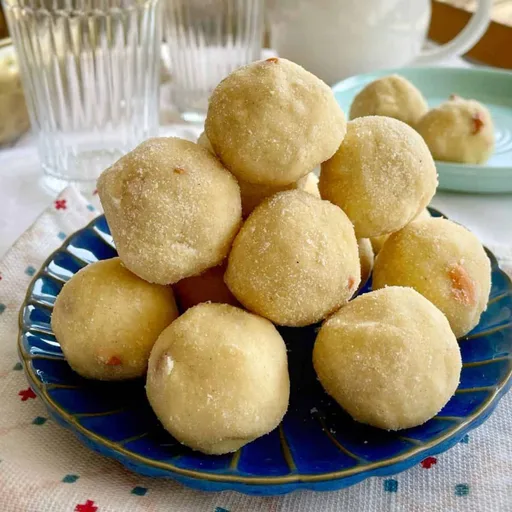 Semolina sweet balls (Rava Laddu)