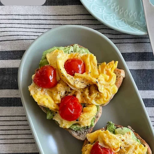 Huevos Revueltos con Aguacate