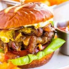 Hamburguesas de tocino con cebollas caramelizadas al bourbon y arce
