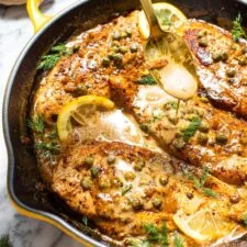 Pollo con salsa cremona de alcaparras