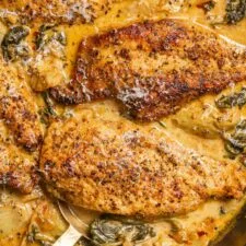 Pollo cremoso con espinacas y alcachofas
