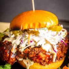 Sándwich de pollo frito con miel y chipotle