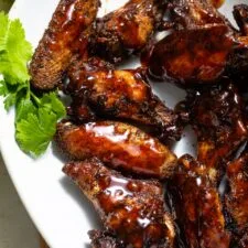 Alitas de pollo Jerk con salsa de guayaba