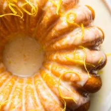 Bizcocho Bundt de limón super jugoso