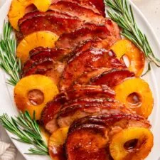 Jamón glaseado con piña y azúcar moreno