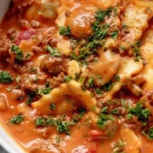 Raviolis en una sola olla con salsa cremosa de tomate y ternera
