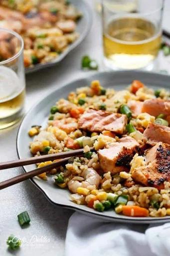 Salmón a la plancha y arroz frito con langostinos