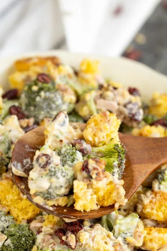 Ensalada de brócoli y pan de maíz