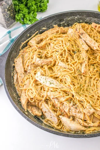 Pasta cabello de ángel con pollo César