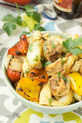 Ensalada de pasta con fajita de pollo
